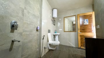 Perhestudiosviitti, vuoristonäköala | Kylpyhuone | Suihku, tohvelit, pyyhkeet, saippua