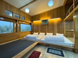 Suite estudio familiar, vistas a la montaña | Escritorio y espacio para trabajar con un portátil