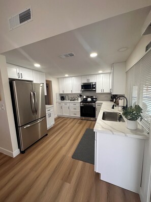 Fridge, microwave, oven, stovetop - “Spacious 4-Beds, 2-Baths House with Pool - Perfect for Family Getaways (Las Vegas)