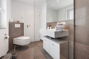 Een douche, een haardroger, handdoeken