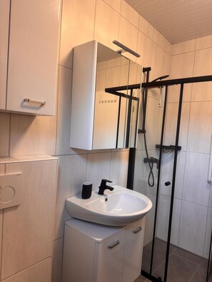 Ducha, secador de pelo, toallas