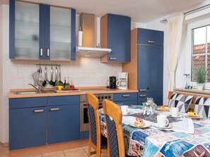 Kühlschrank, Mikrowelle, Ofen, Kochgeschirr/Geschirr/Besteck