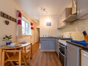 Kühlschrank, Mikrowelle, Kochgeschirr/Geschirr/Besteck