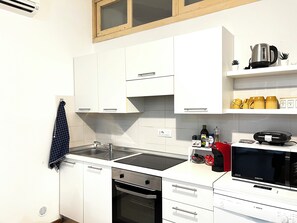 Een koelkast, een microgolfoven, een oven, een kookplaat