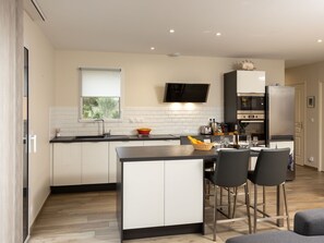 Kjøleskap, mikrobølgeovn, ovn og oppvaskmaskin