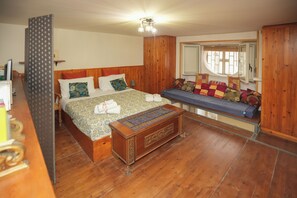 1 bedroom, desk, iron/ironing board, travel cot - "Maisonette Rosy" historic house view Naples   (Napoli)