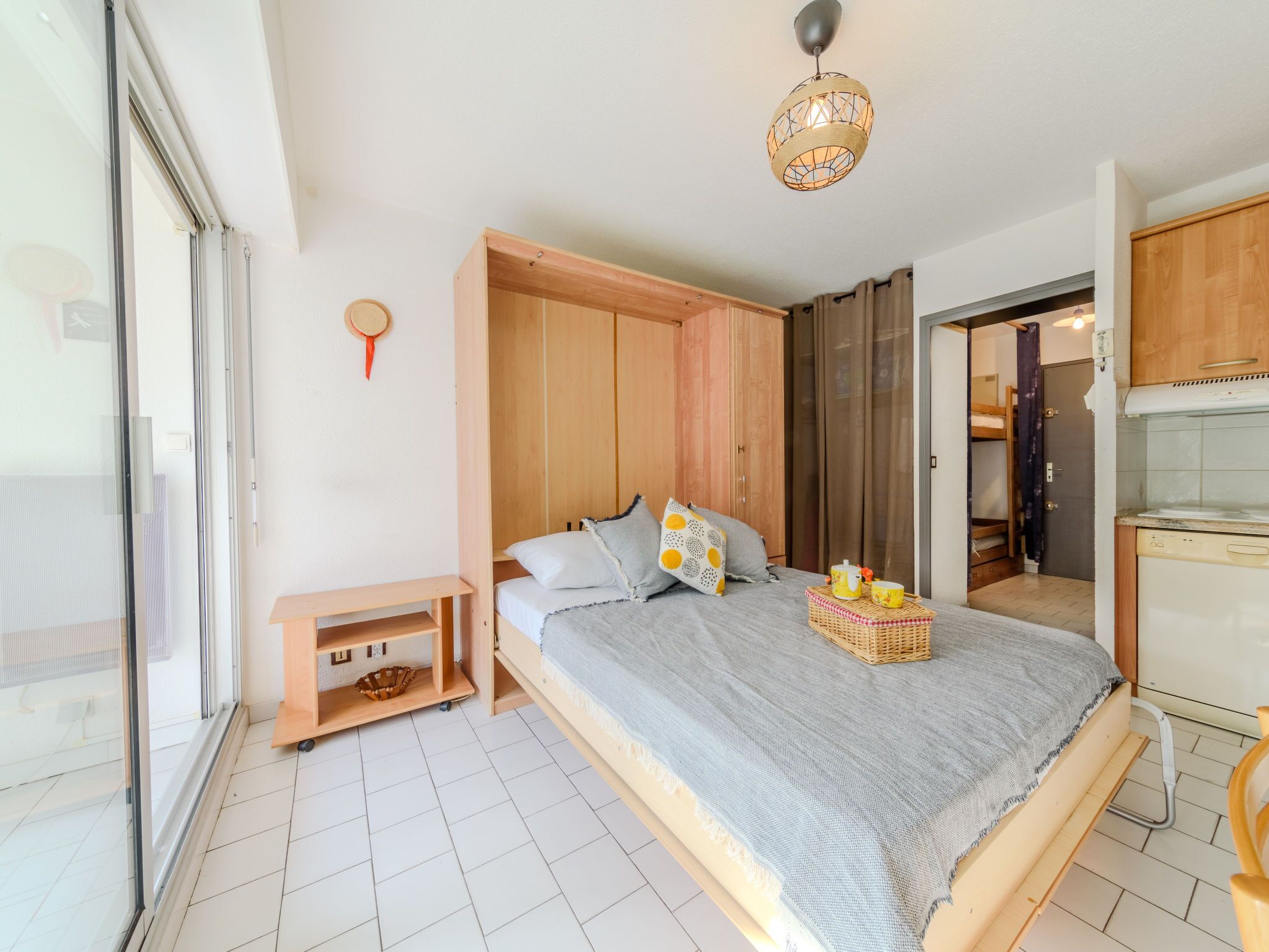 Une chambre à coucher avec un lit, une table de chevet et une armoire.