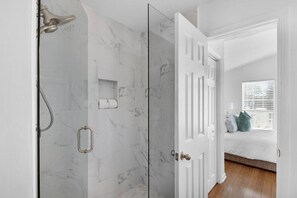 Douche, séchoir à cheveux, serviettes fournies, savon