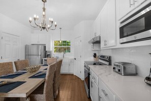 Réfrigérateur, micro-ondes, lave-vaisselle, cafetière/bouilloire