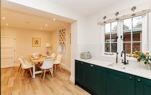 4 bedrooms - Old Town Cottage - From 350 Per Night (Oxford)