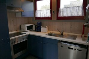 冷蔵庫、電子レンジ、オーブン、コンロ