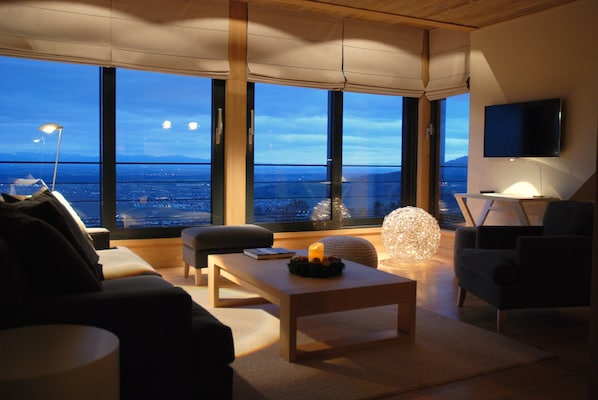 Luxury Penthouse, Balcony, Valley View | Living area