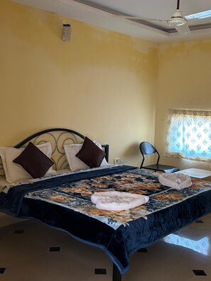 Desk, laptop workspace - Safari Nights Resort Jaisalmer (Jaisalmer)