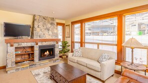 Televisie, een open haard en tafelvoetbal