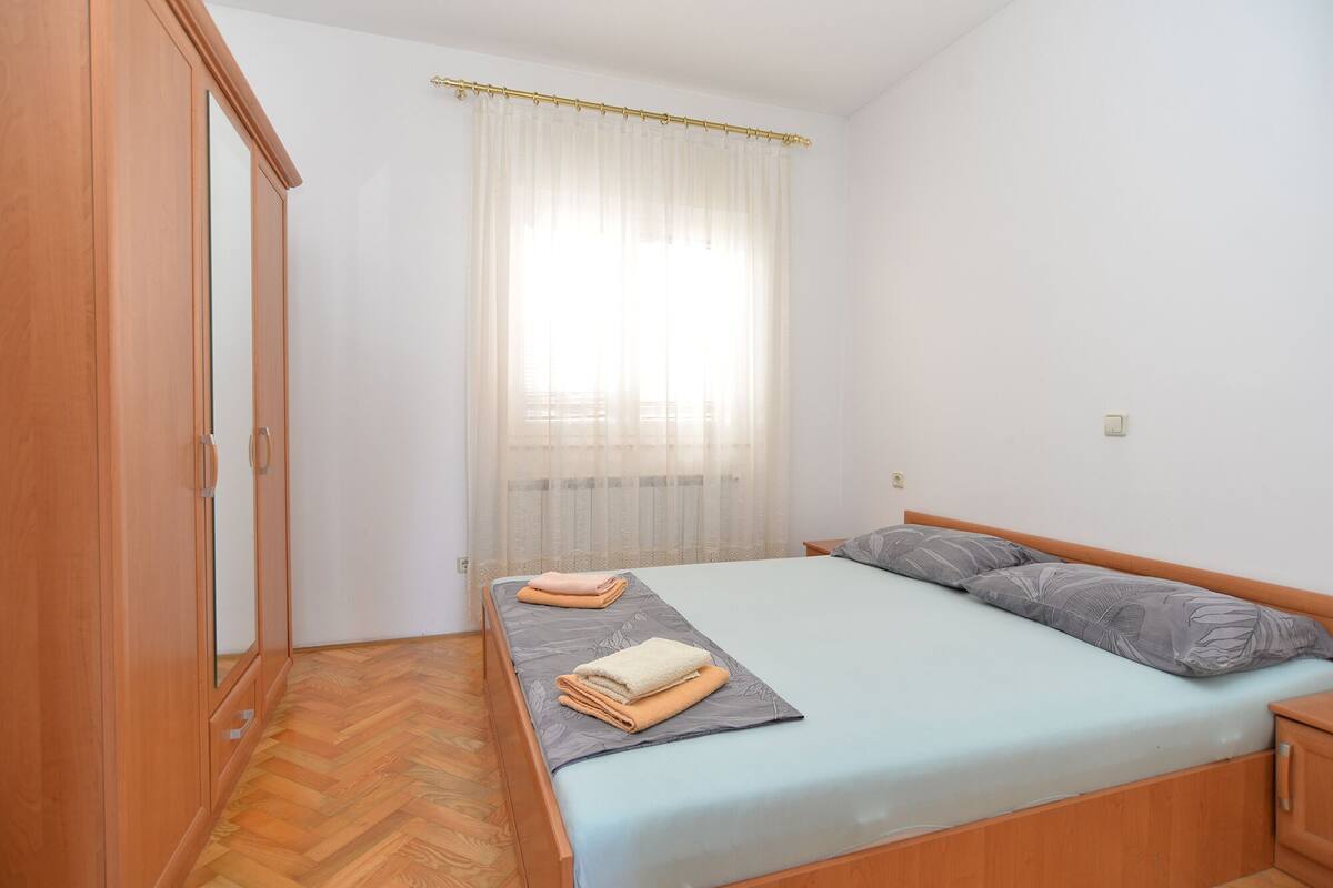 Iron/ironing board, WiFi (free)