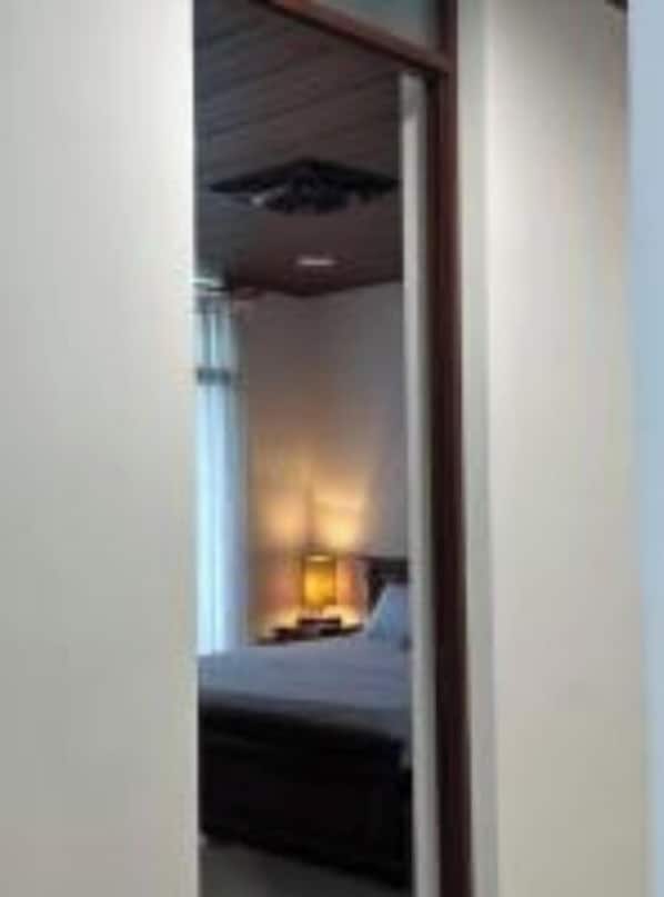 6 bedrooms, desk, iron/ironing board, WiFi