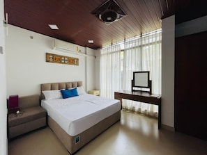 5 bedrooms, iron/ironing board, WiFi, bed sheets