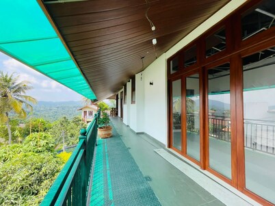 Spacious 5-bedroom villa with WiFi and AC in charming Kandy