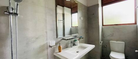 Ducha, toallas y papel higiénico