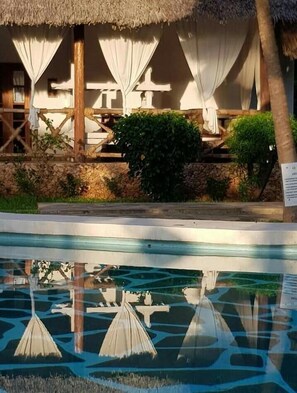 2 개의 야외 수영장