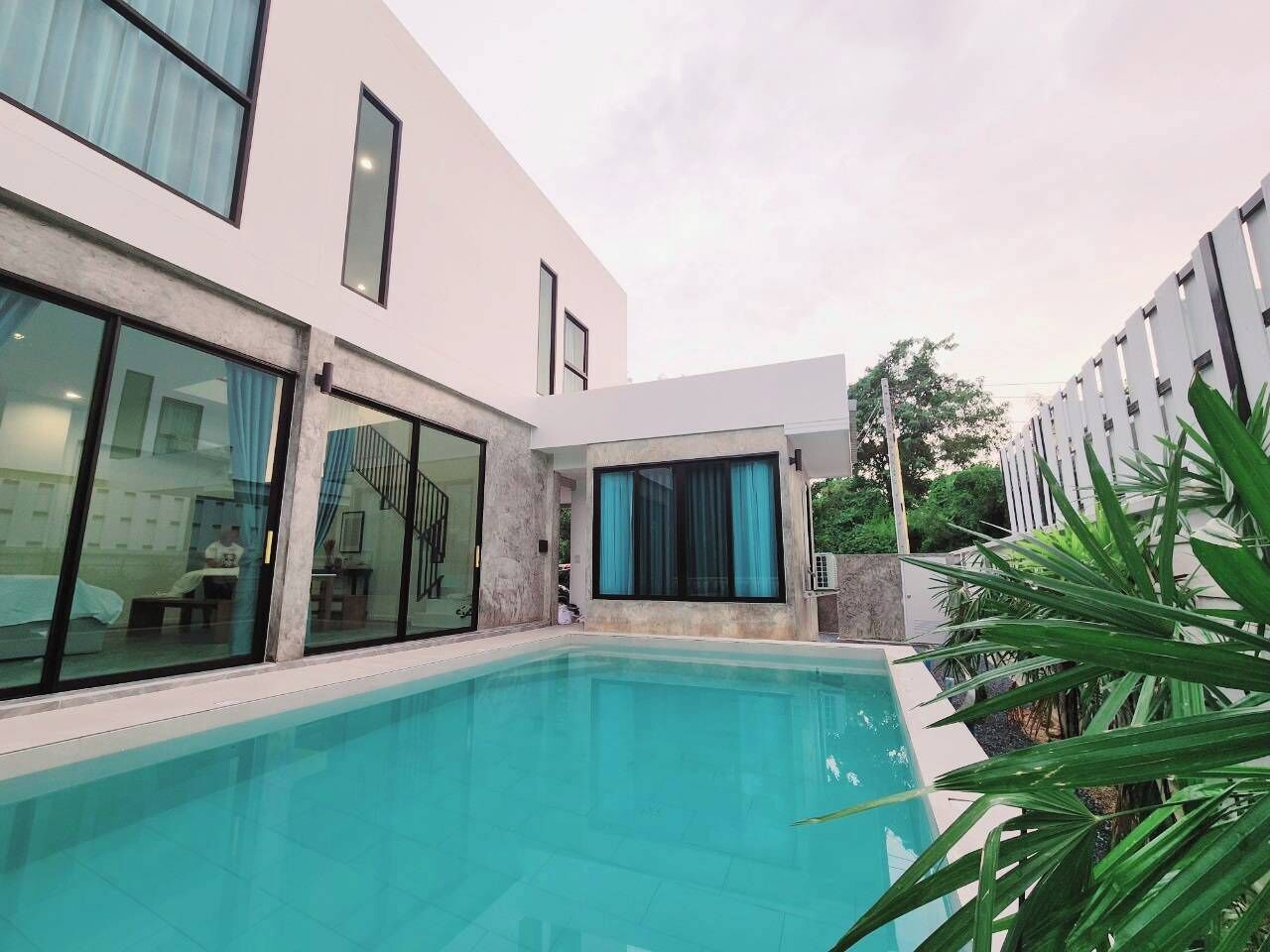 Una piscina al aire libre