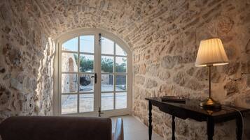 Luxury-Villa, Nichtraucher, Gartenblick | Wohnbereich | 100-cm-Flachbildfernseher mit Satellitenempfang