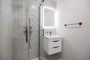 Luxe villa, niet-roken, uitzicht op tuin | Badkamer | Een douche, handdoeken