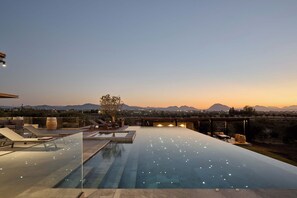 Piscina a l'aire lliure i piscina climatitzada 