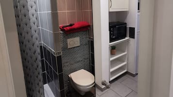 Douche, serviettes fournies, savon, papier toilette