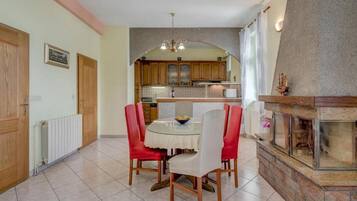 Rumah (Three Bedroom Holiday Home with Pool) | Ruang makan