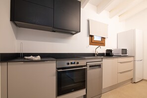 Kühlschrank, Mikrowelle, Ofen, Geschirrspüler