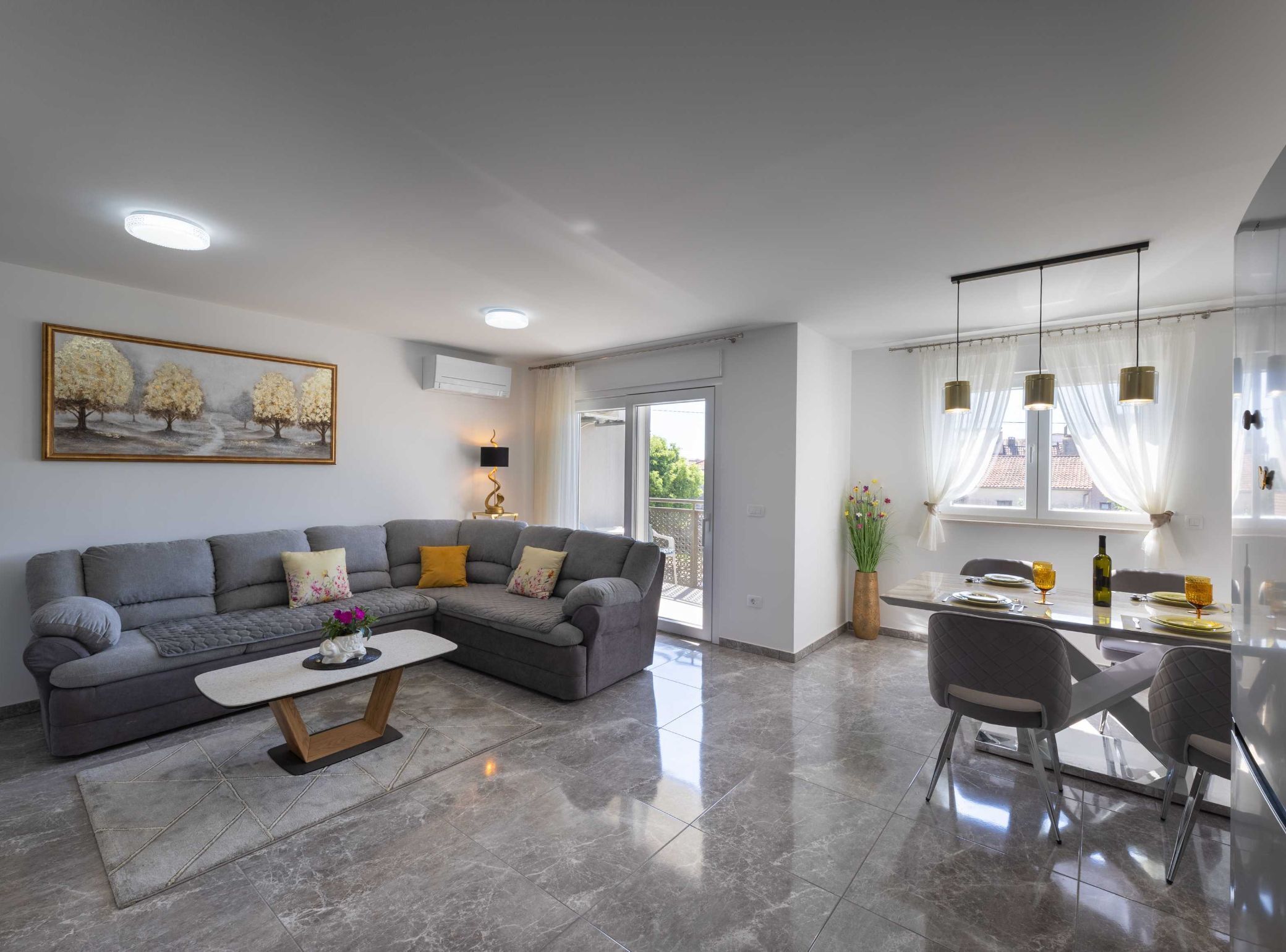 Apartment (One Bedroom Apartment with Terrace) | Wohnzimmer