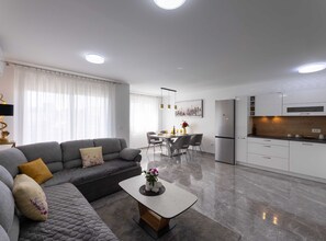 Lägenhet (One Bedroom Apartment with Terrace) | Vardagsrum | 32-tums platt-tv med kabelkanaler