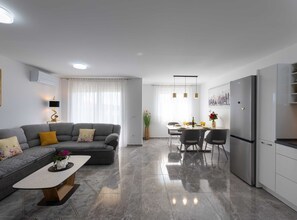 Lägenhet (One Bedroom Apartment with Terrace) | Vardagsrum | 32-tums platt-tv med kabelkanaler