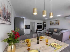 Departamento (One Bedroom Apartment with Terrace) | Comedor