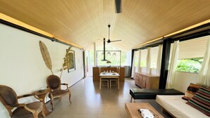 Biệt thự tiện nghi đơn giản, quang cảnh hồ bơi | Phòng khách