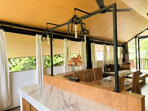 Villa Confort, vue sur la piscine | Aire de séjour