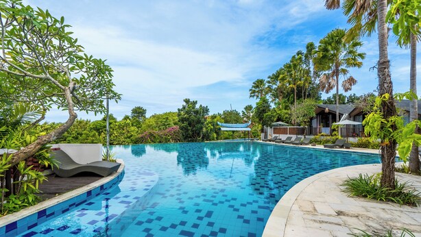 Hồ bơi ngoài trời