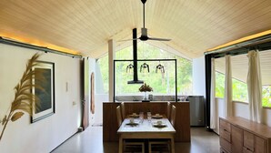 Biệt thự tiện nghi đơn giản, quang cảnh hồ bơi | Phòng khách