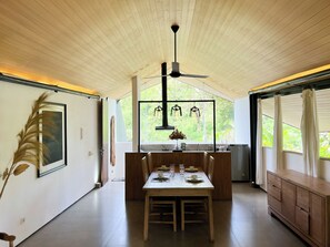 Villa Comfort - utsikt mot poolen | Vardagsrum