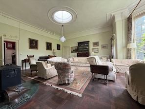 Smart TV, chimenea y videojuegos 