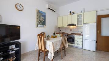 Apartemen (Two Bedroom Apartment with Terrace) | Ruang makan