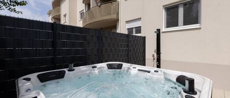 Apartment (Three Bedroom Apartment with Hot Tub) | Private spa tub