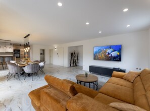 公寓 (Three Bedroom Apartment with Hot Tub) | 客廳 | 32 吋平面電視連數碼電視頻道