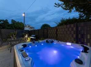 Apartment (Three Bedroom Apartment with Hot Tub) | Outdoor pool