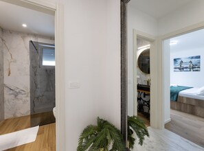 Διαμέρισμα (Three Bedroom Apartment with Hot Tub) | Μπάνιο | Ντουζιέρα, πετσέτες
