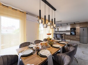 Apartment (Three Bedroom Apartment with Hot Tub) | Esszimmer