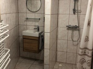 ํ์ฐ์ค (Three Bedroom Holiday Home) | ์์ค | ์ค์ ์์ค, ํ์