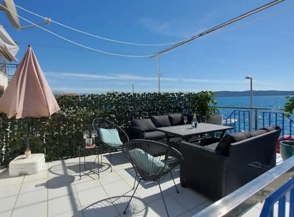 ํ์ฐ์ค (Three Bedroom Holiday Home) | ํ
๋ผ์ค/ํํฐ์ค