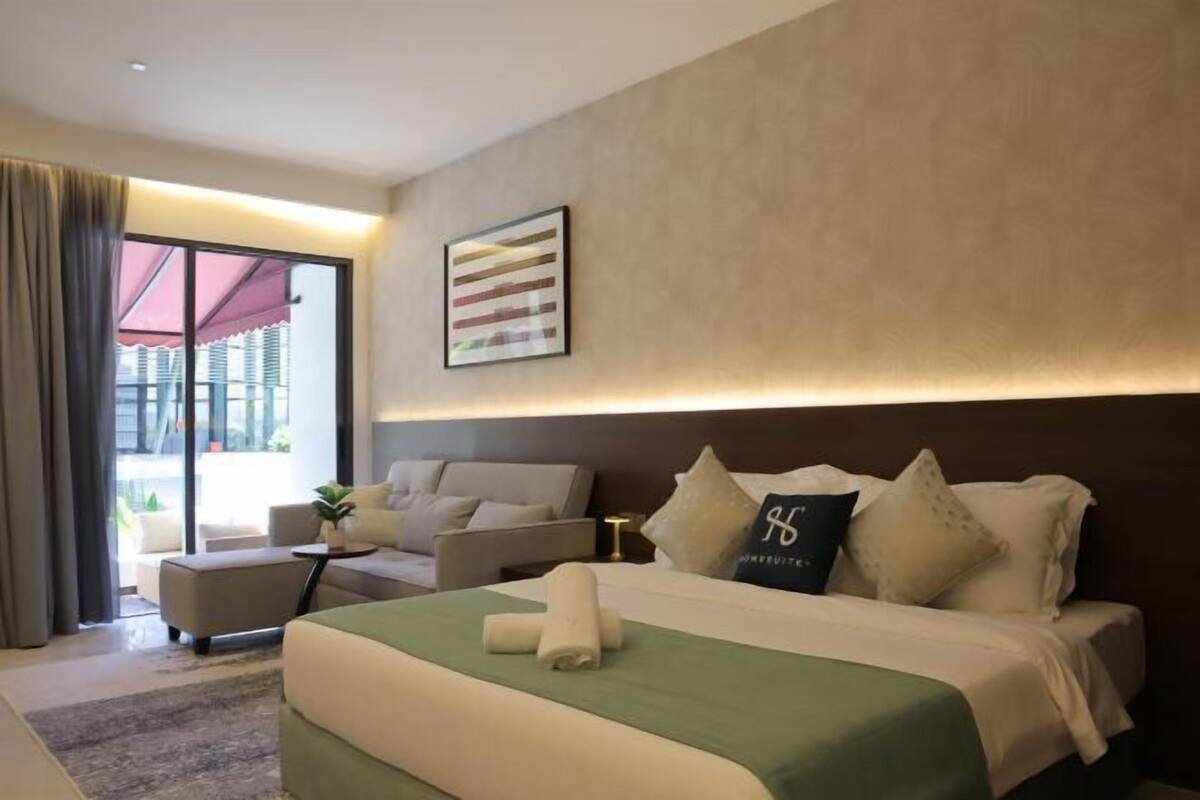 Luxe beddengoed, een minibar, individueel gedecoreerd